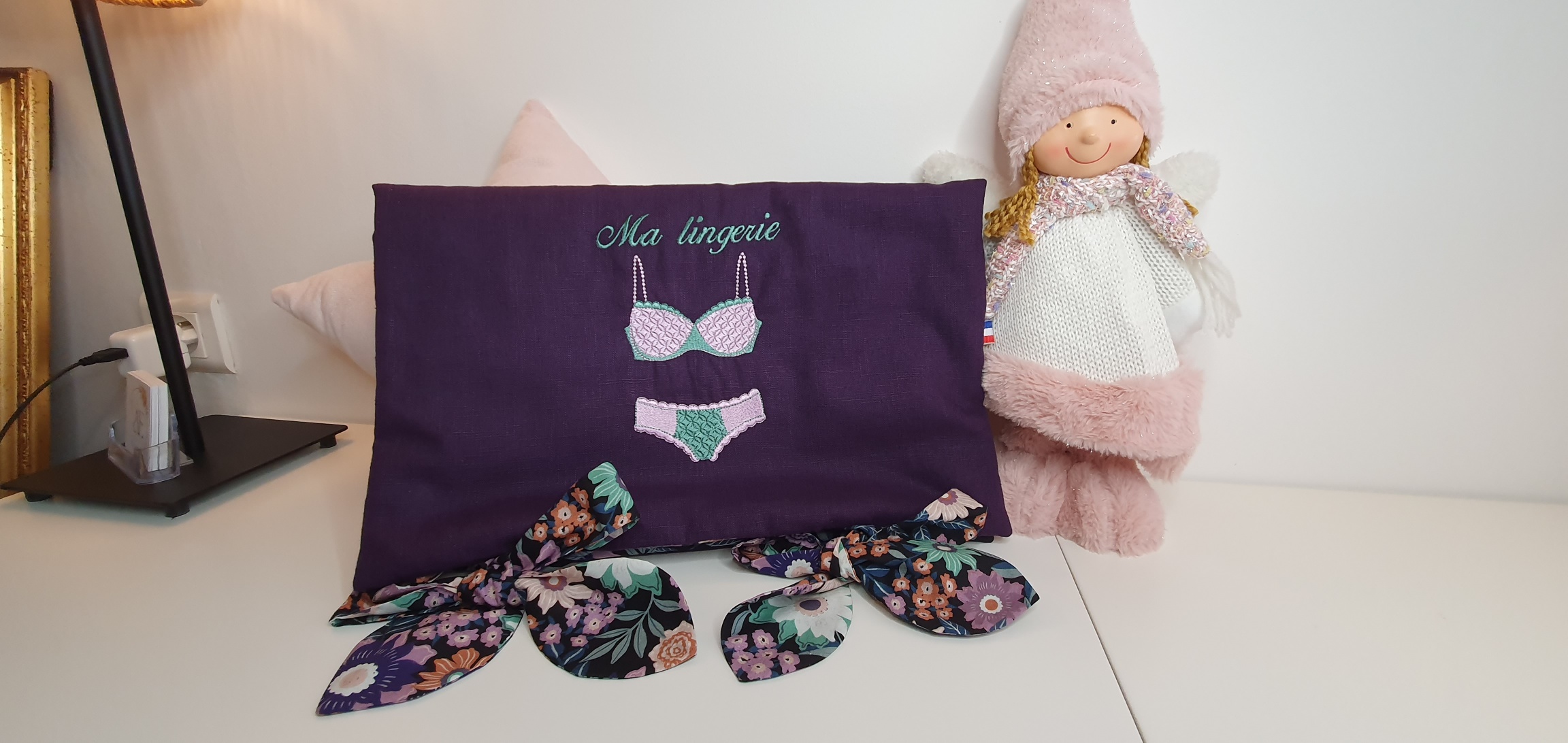 "JARDIN SECRET" Pochette à lingerie brodée